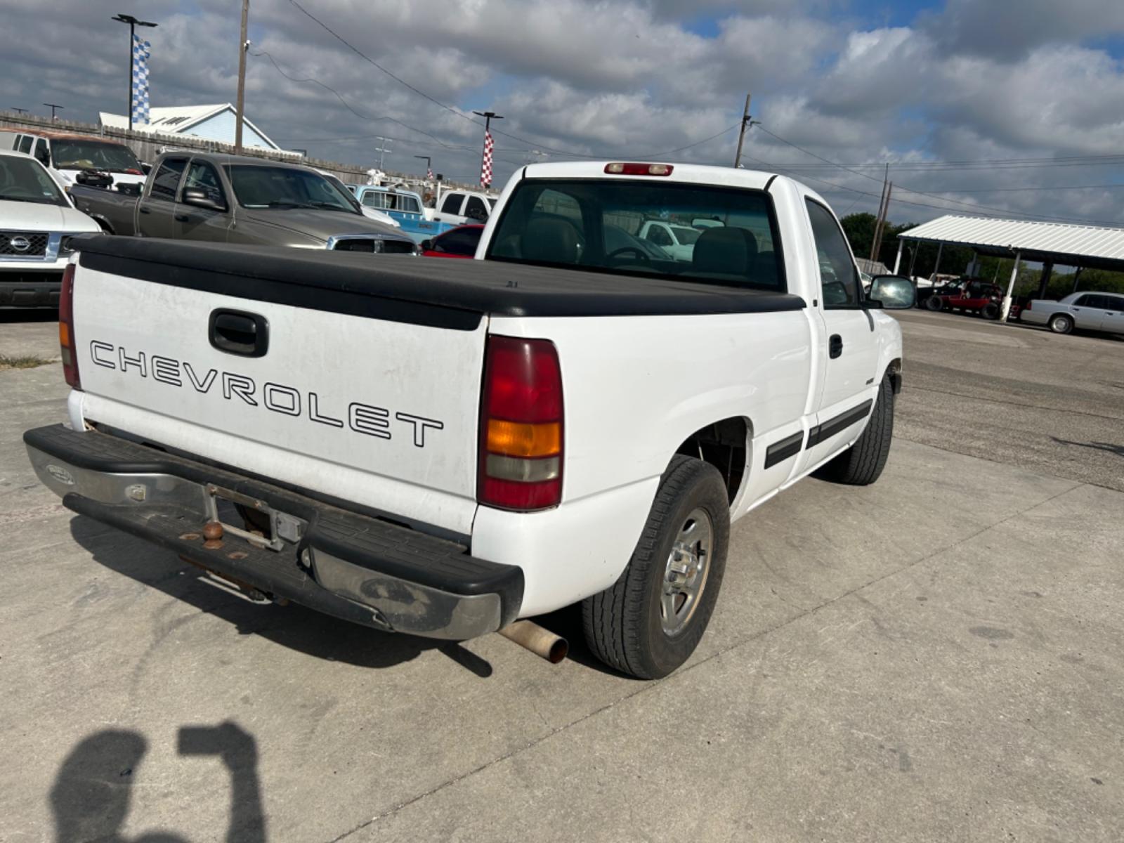 2001 White Chevrolet Silverado 1500 Long Bed 2WD (1GCEC14W11Z) with an 4.3L V6 OHV 12V engine, located at 1687 Business 35 S, New Braunfels, TX, 78130, (830) 625-7159, 29.655487, -98.051491 - Photo #4